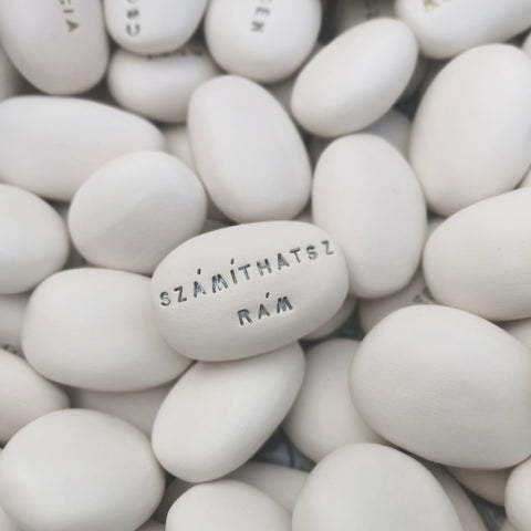 SZÁMÍTHATSZ RÁM - Un bel regalo fatto di ceramica fatta a mano