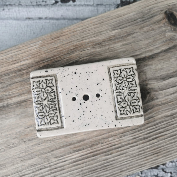 Portasapone in ceramica color crema fatto a mano, accessori rustici per il bagno