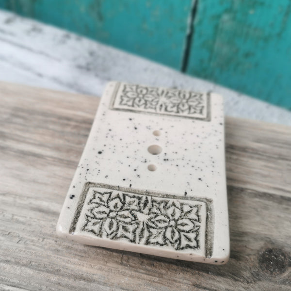 Portasapone in ceramica color crema fatto a mano, accessori rustici per il bagno