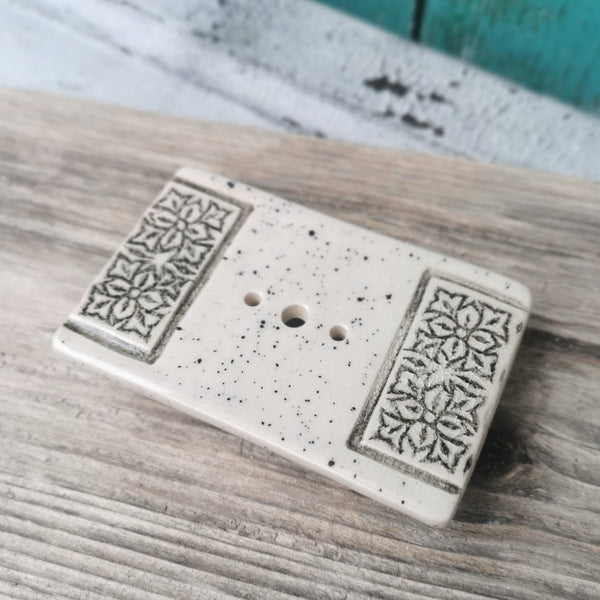 Portasapone in ceramica color crema fatto a mano, accessori rustici per il bagno