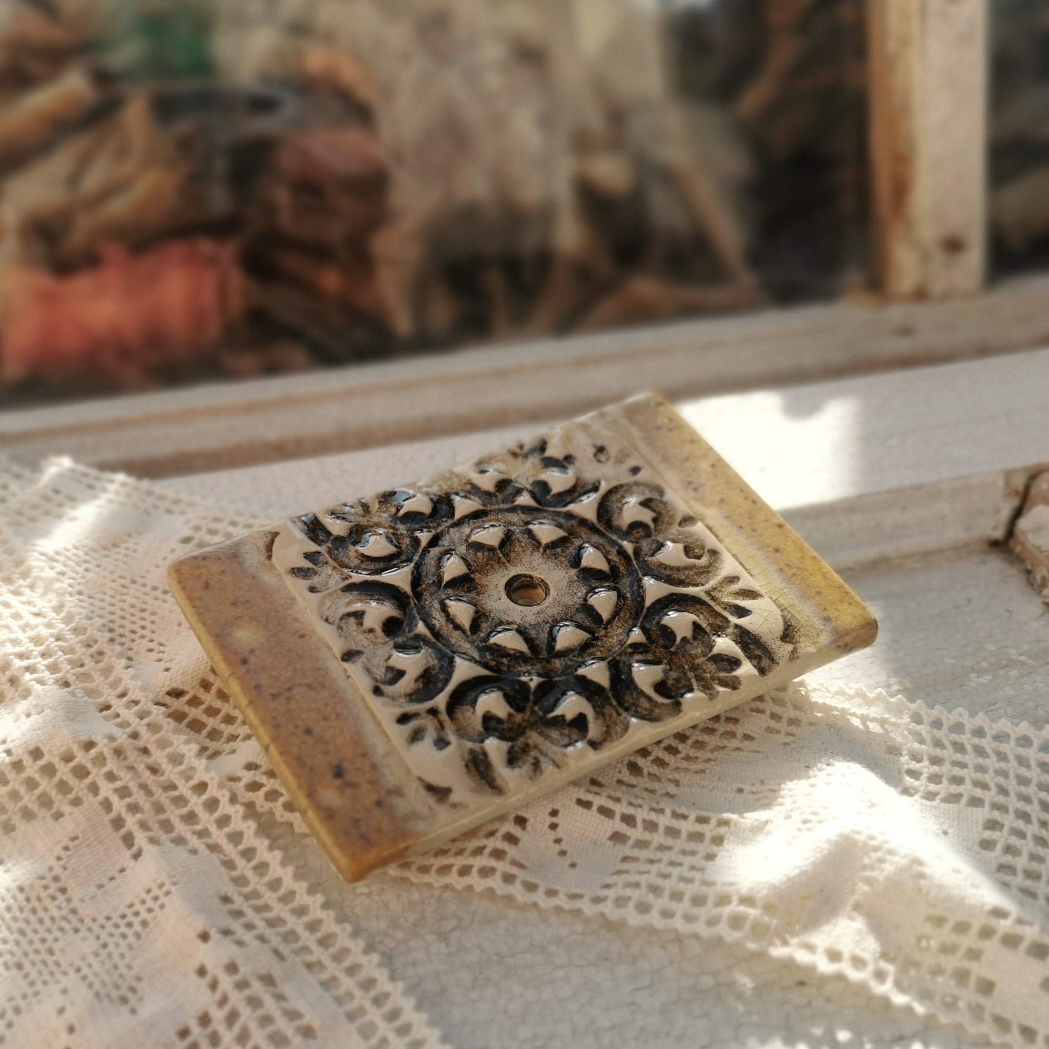 Ceramic soap dishin ligh colours with handmade soap