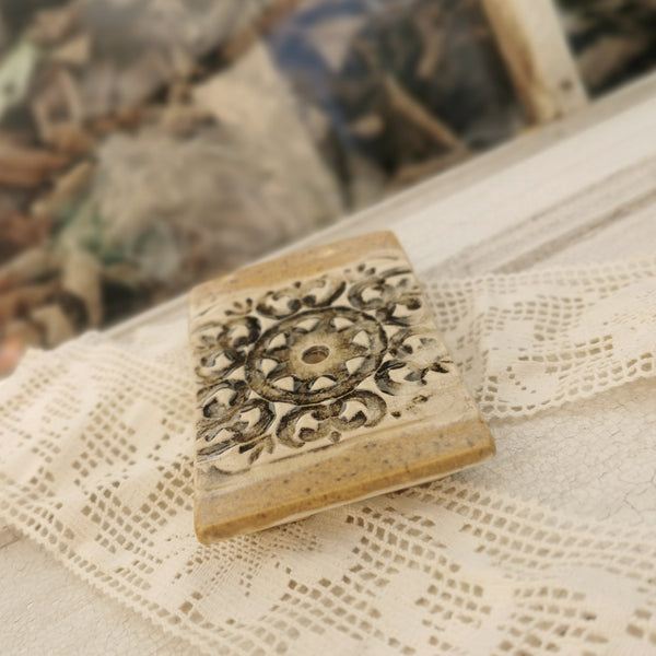 Ceramic soap dishin ligh colours with handmade soap