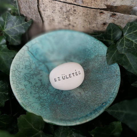 SZÜLETÉS - Messaggi, parole su ciottoli di ceramica