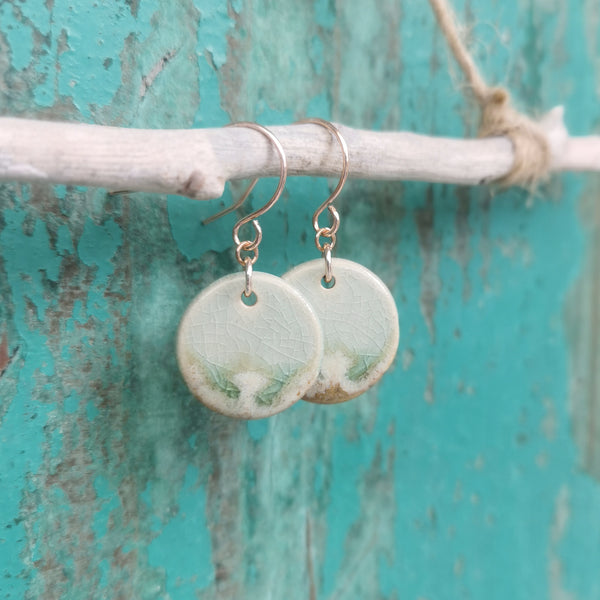 Orecchini colorati in ceramica. Il nome fantasy è Beach