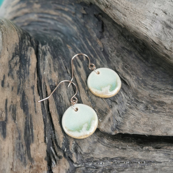 Orecchini colorati in ceramica. Il nome fantasy è Beach