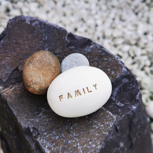 FAMILY - Ciottolo con messaggio in ceramica