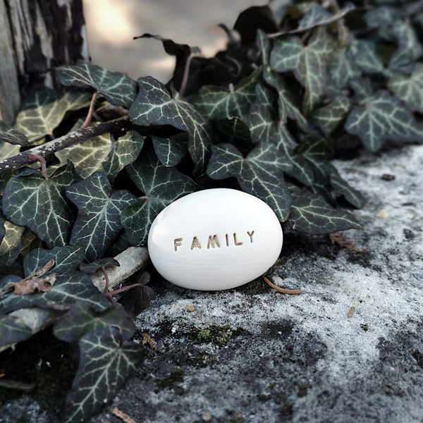 FAMILY - Ciottolo con messaggio in ceramica