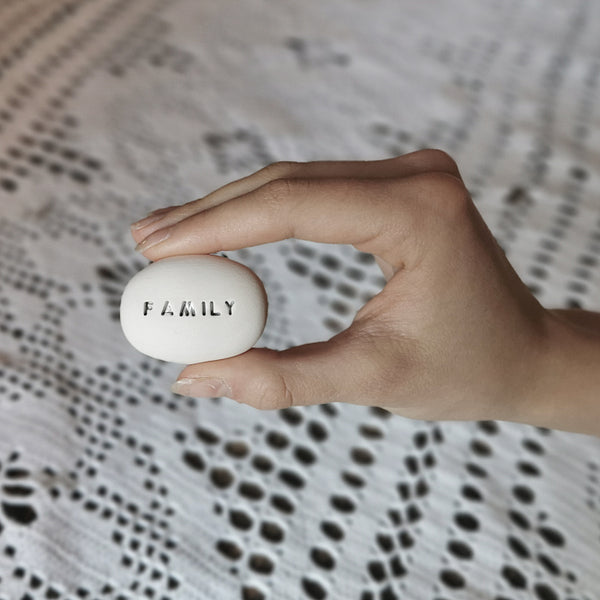 FAMILY - Ciottolo con messaggio in ceramica